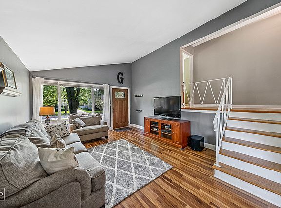 3rd image of 252 N Lombard Ave