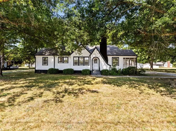 525 N Asheboro St, Liberty, NC 27298