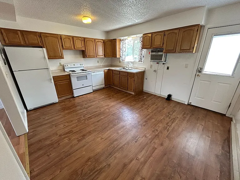 1214 E Adams — Photo 9