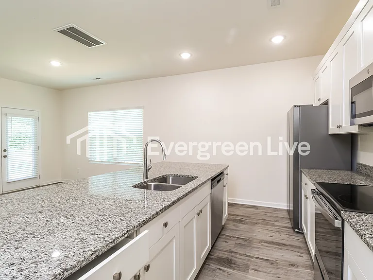 267 E Catawba Ave — Photo 4