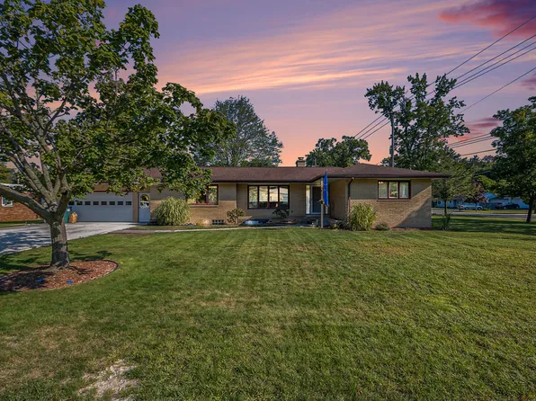 1812 Ritter Hills Dr, Norton Shores, MI 49441