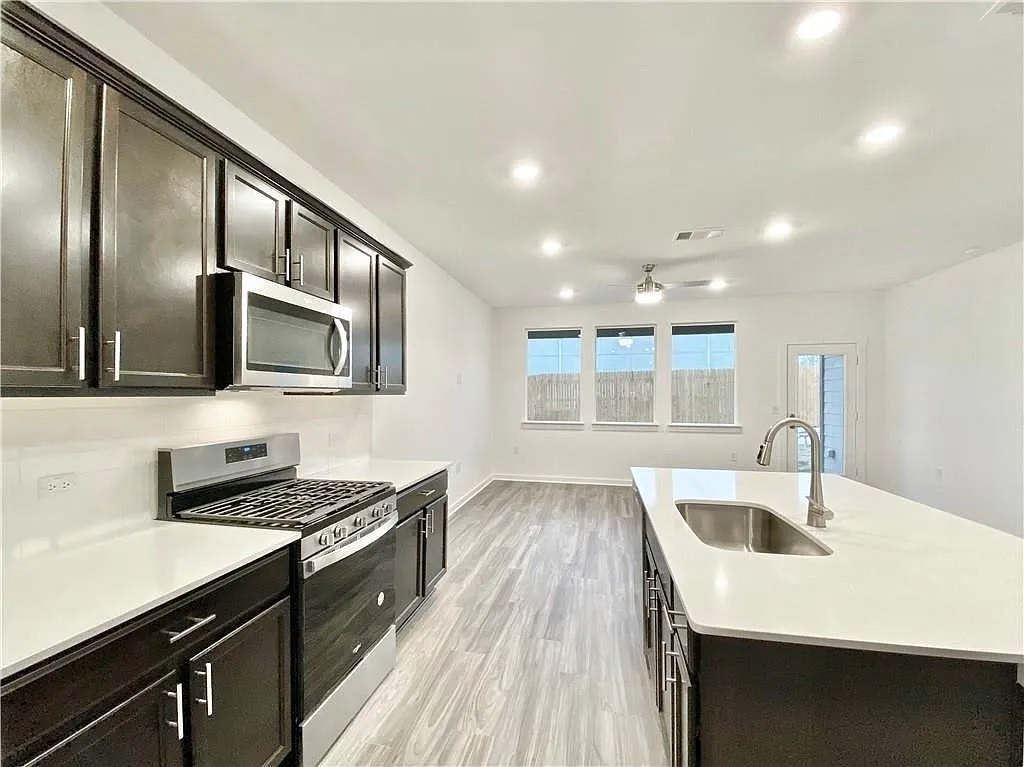 4 bed, 2.0 bath, 1781 sqft, $2,395 — Photo 4