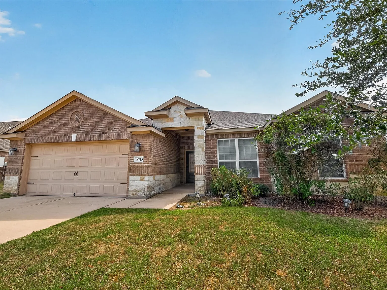 4 bed, 2.0 bath, 2099 sqft, $2,800 — Photo 1