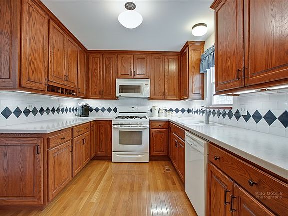 4th image of 156 Knightsbridge Dr