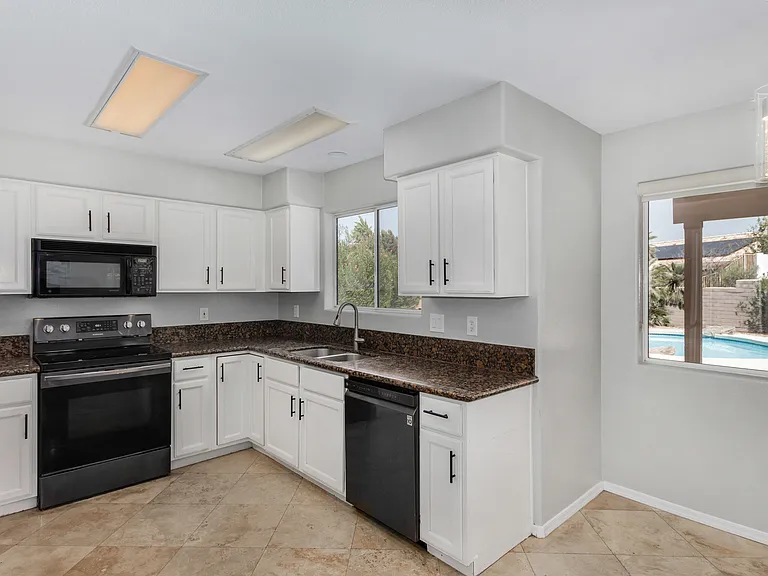 1320 E Charleston Ave — Photo 9