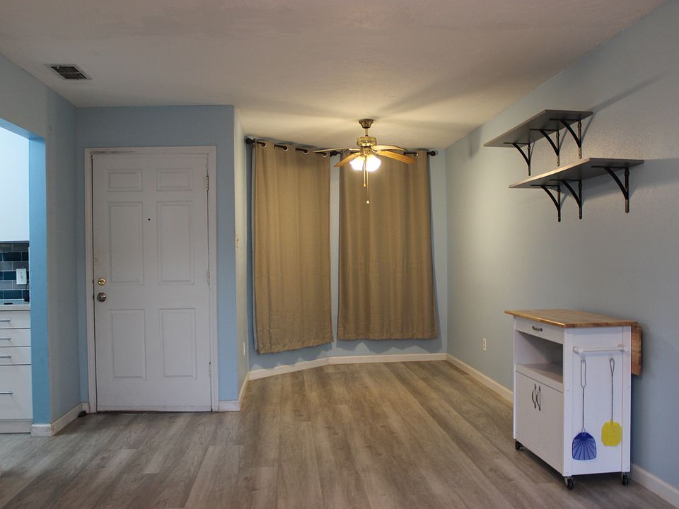 Breakfast area and office/study area combo. mobile table stays with the lease.