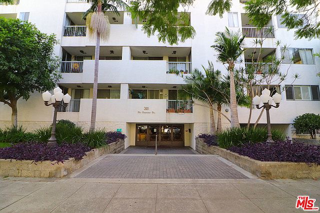 321 N Oakhurst Dr APT 301, Beverly Hills, CA 90210 | MLS #22-182393 ...