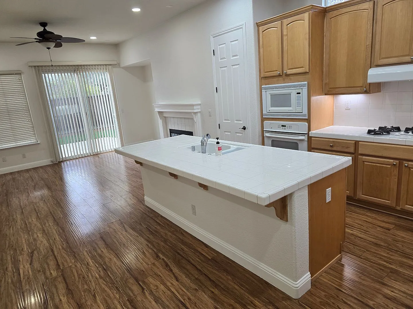 beautifully maintained 3-bedroom, 2-bath, 2,037 sq ft in Mountain House — Photo 3