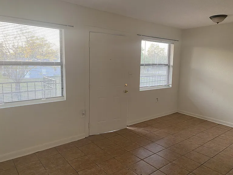 1030 W Walnut St — Photo 8
