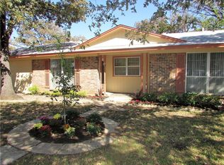 41 Regents Park Dr, Bedford, TX 76022