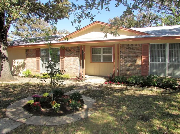 41 Regents Park Dr, Bedford, TX 76022