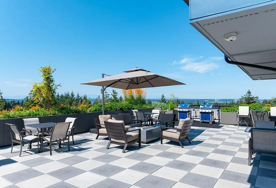 From sunset hangouts to weekend get-togethers, our rooftop lounge sets the scene with a fire table, shaded comfort, and plenty of space to connect. Easily reservable for your special occasions.