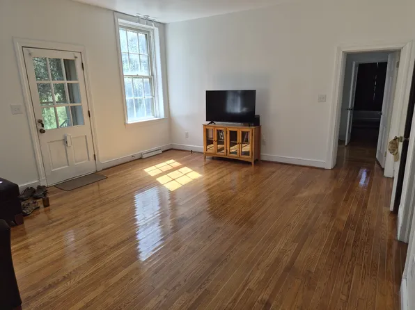 240 Academy St APT 5, Halifax, VA 24558