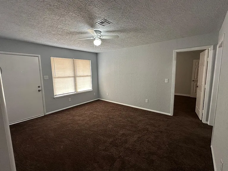 4313 NW Hoover Ave — Photo 4