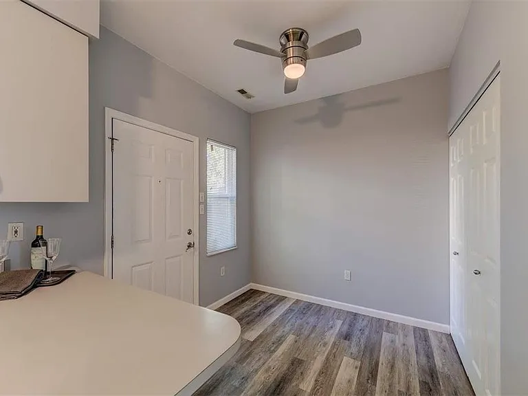 443 N Sarah St — Photo 4