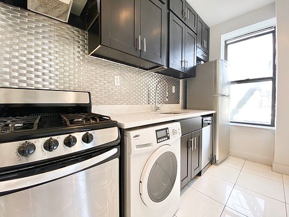 2nd image of 934 Amsterdam Ave #2C