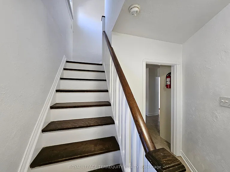 557 Lawrence Ave W — Photo 37