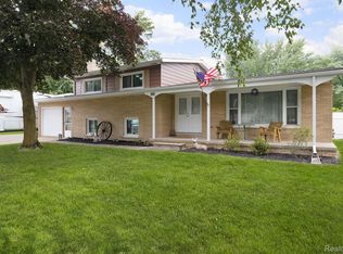 688 6th St, Marysville, MI 48040