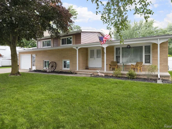 688 6th St, Marysville, MI 48040