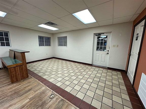 4th image of 908 E Highland Ave