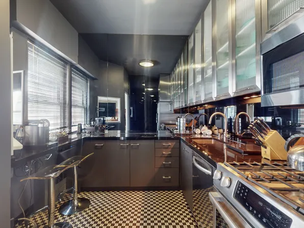 360 East 72nd Street image 6 of 22