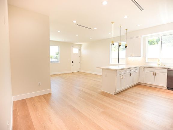 3rd image of 11428 Strathern St