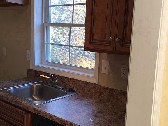 Beautiful Maple Kitchen/Stainless Appliances. Window overloo