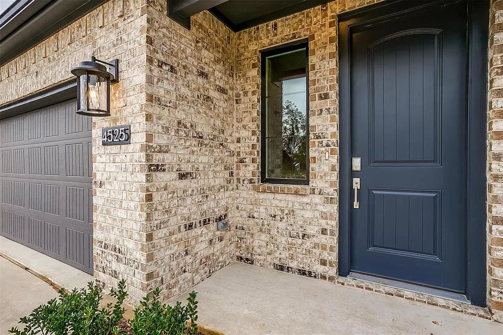 4 bed, 2.5 bath, 2200 sqft, $3,199 — Photo 1