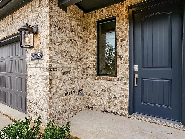 4525 Hogans Alley Dr — Photo 1