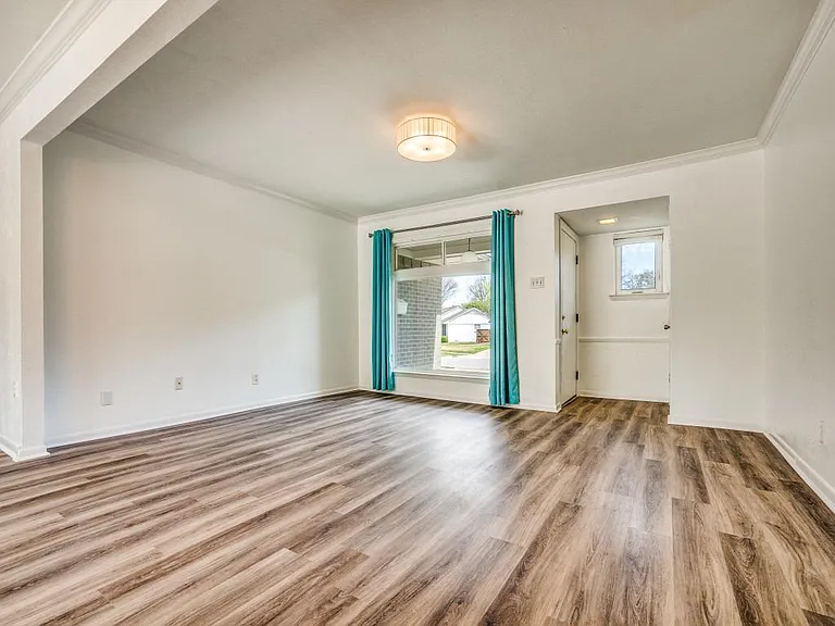 7031 Bucknell Dr — Photo 2
