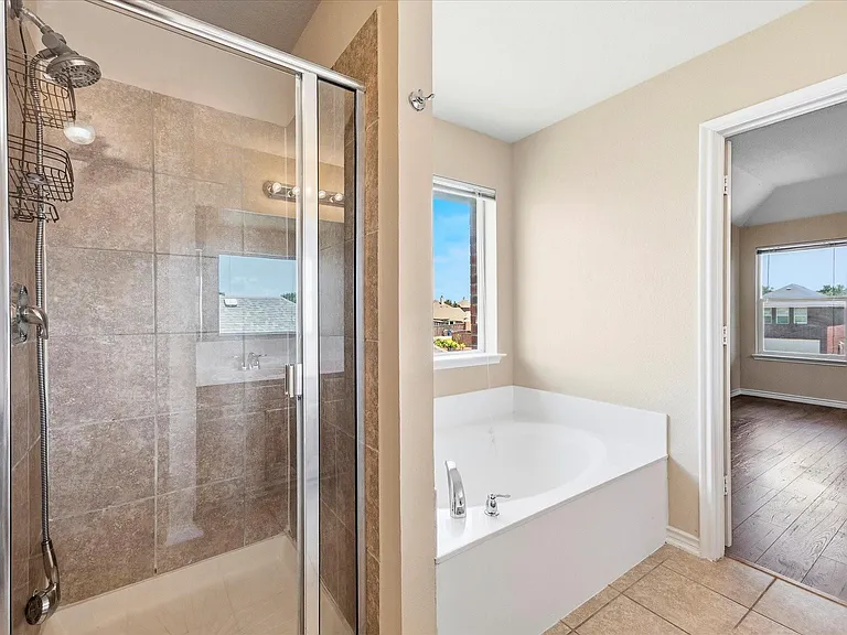 1100 Camelot Dr — Photo 27