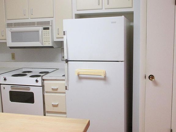 2nd image of 435 Park Ln