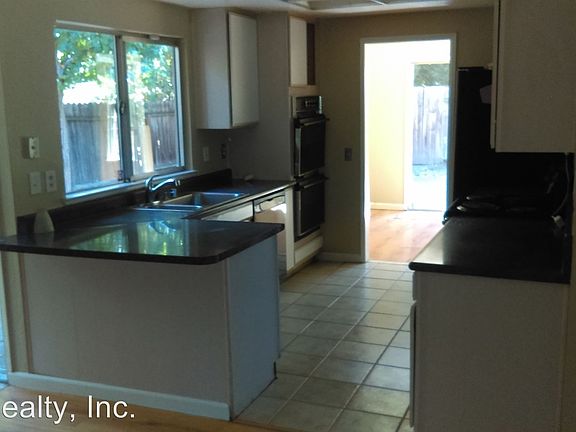 4th image of 1950 Pebblewood Dr