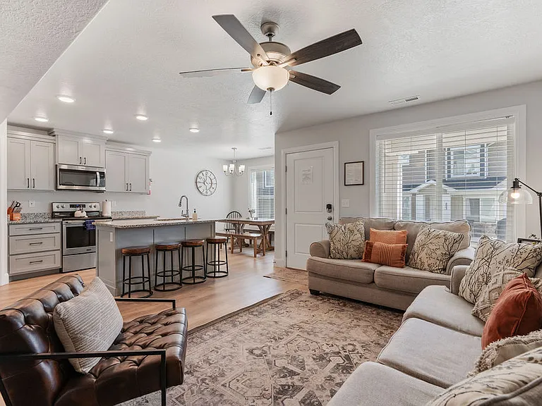 231 W Seasons Ln — Photo 2