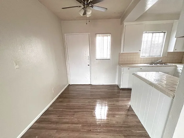 12722 S Figueroa St — Photo 2