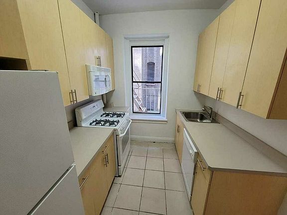 4th image of 12 Pinehurst Ave APT 5A