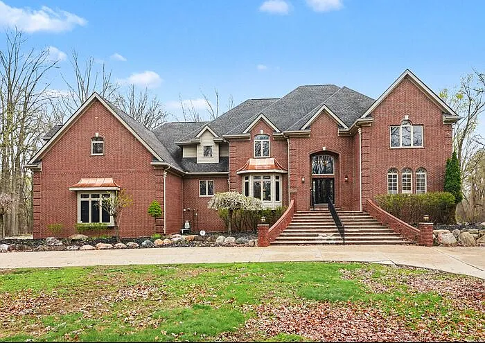 3 bed, 5.0 bath, 6200 sqft, $10,000 — Photo 2