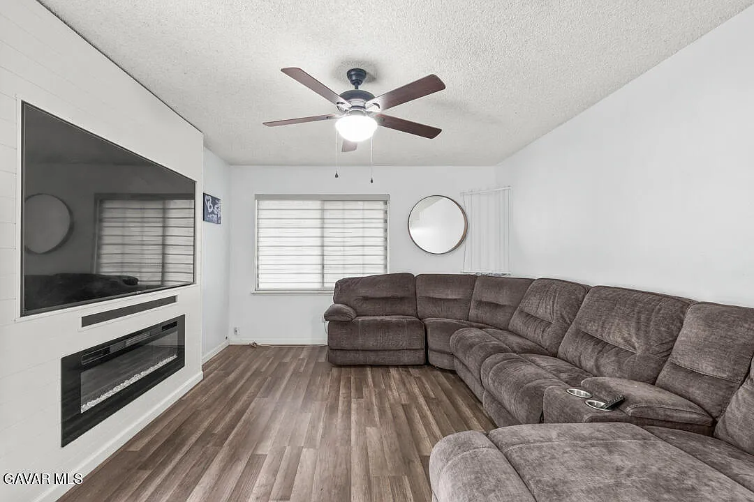 3 bed, 2.0 bath, 1167 sqft, $2,900 — Photo 4