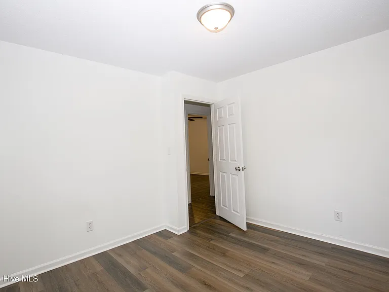 901 Glendale Dr — Photo 29