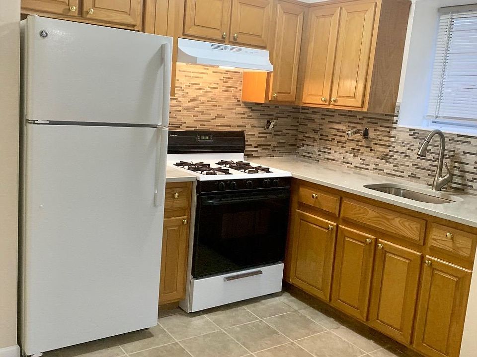 2nd image of 426 Quincy Ave