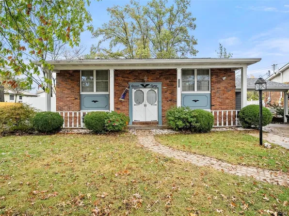 1180 Dawn Valley Dr, Maryland Heights, MO 63043