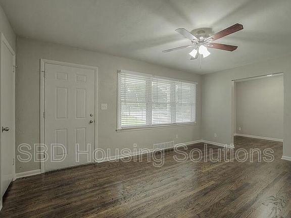 3rd image of 902 S Carlisle Ave