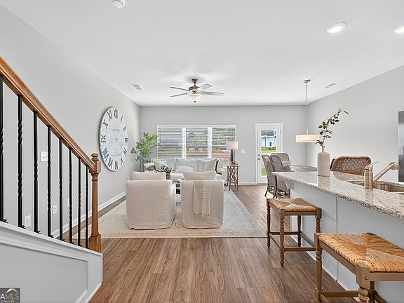 4th image of 2861 Lillian Ln