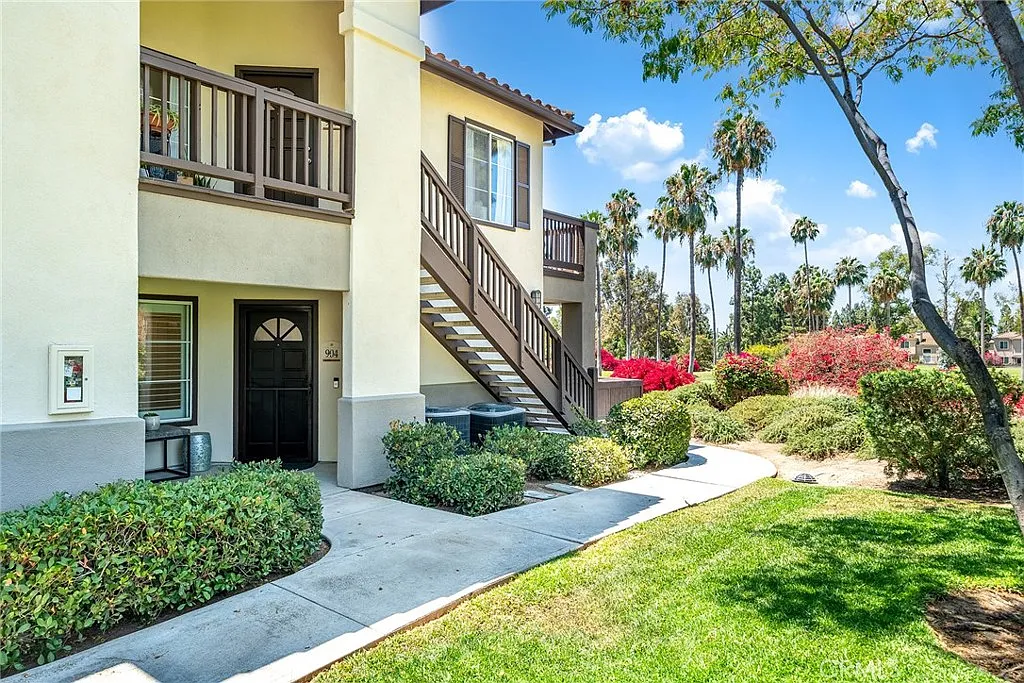 2 bed, 1047 sqft, $4,200 — Photo 3