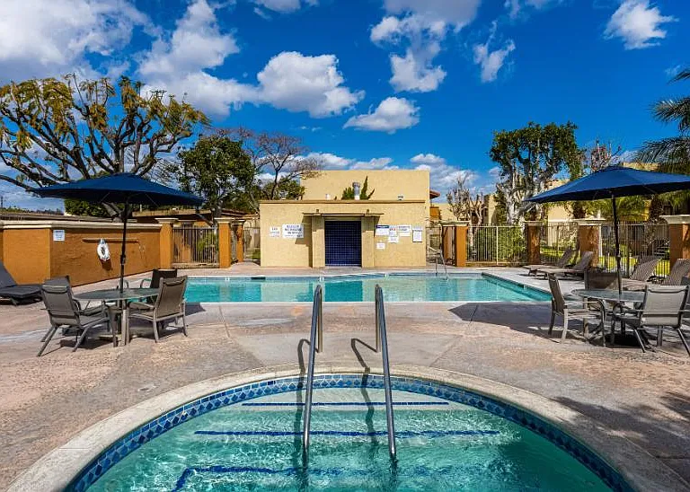 Las Flores Gardens Apartments — Photo 14