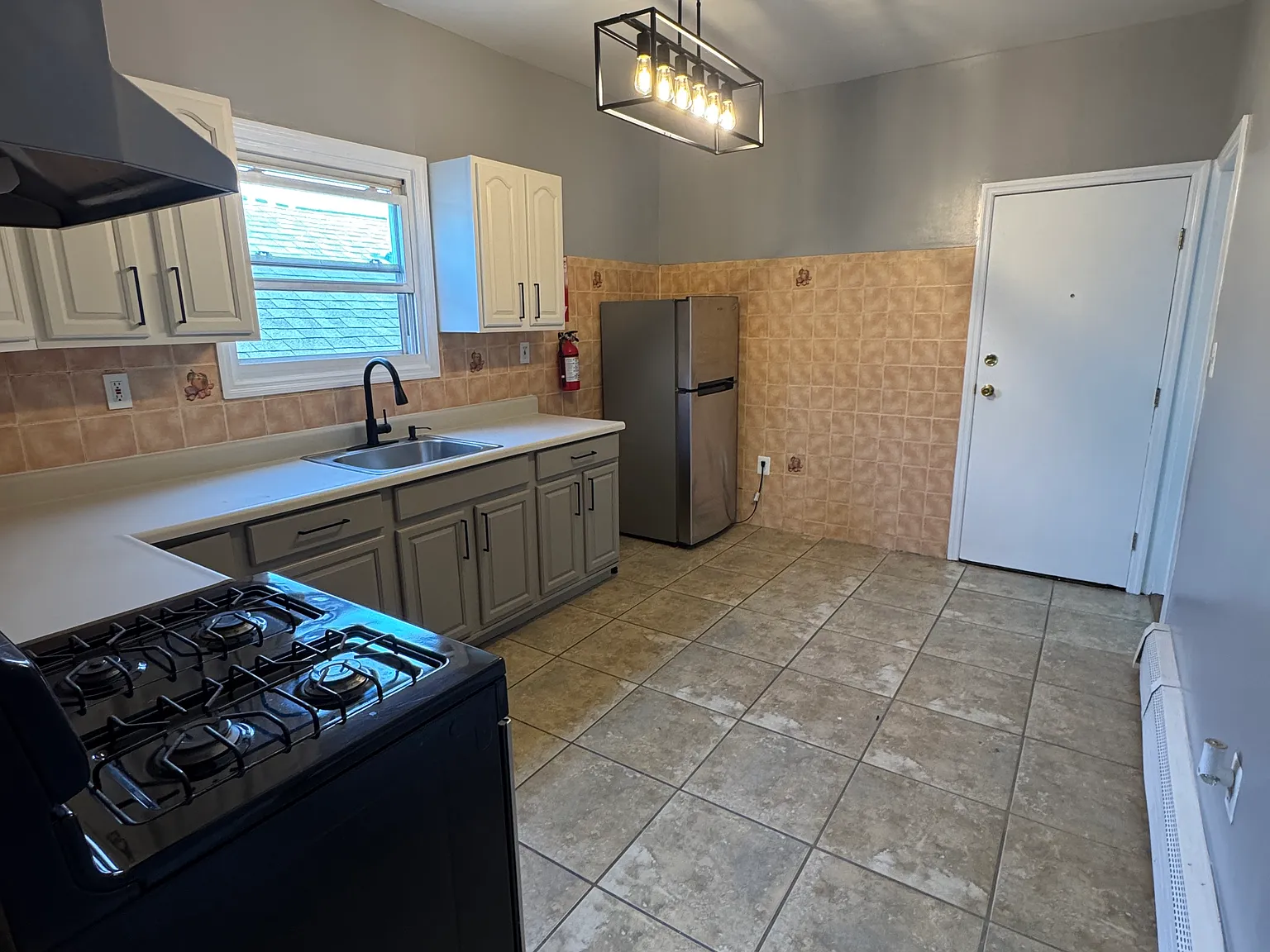 3 bed, $2,100 — Photo 2