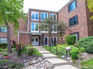 520 Biesterfield Rd APT 122B, Elk Grove Village, IL 60007