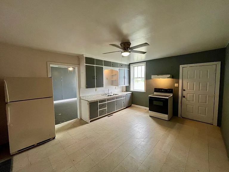 108 N Lake St — Photo 1
