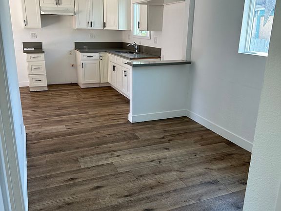 5th image of 707 W 57th St Unit 1/2