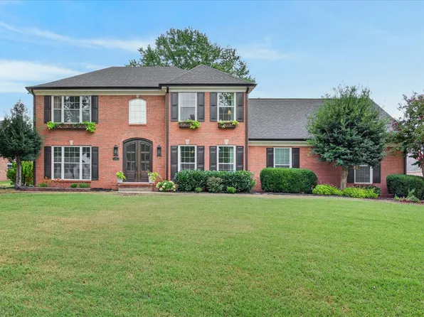 407 Savannah Trace Dr, Clarksville, TN 37043